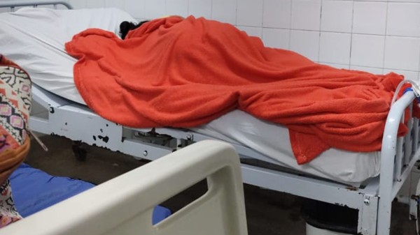 Idosa de 69 anos em estado grave aguarda na UPA do Alto de São Manoel vaga de UTI em Mossoró