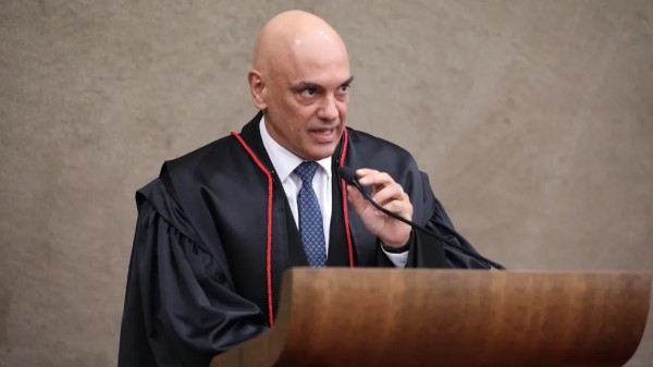 Mais de 100 delegados aposentados da PF denunciam Moraes por abuso de autoridade