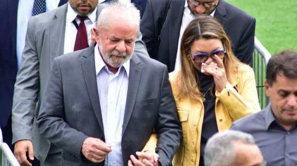 Lula é chamado de 'Ladrão' durante velório de Pelé em Santos