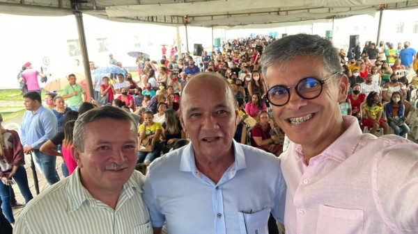 Coronel Azevedo prestigia entrega de 256 moradias a famílias de baixa renda em Parnamirim