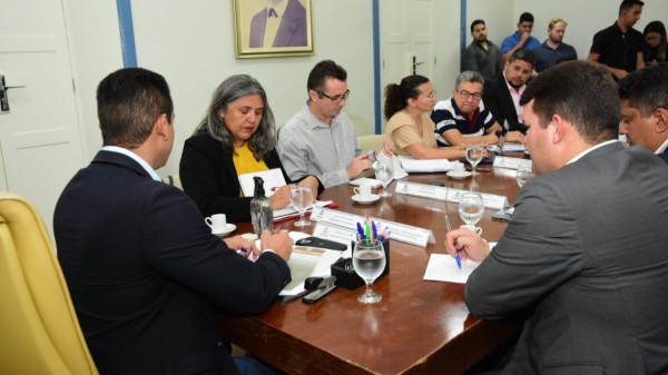 Allyson reforça compromisso com professores; 'Diálogo aberto', diz