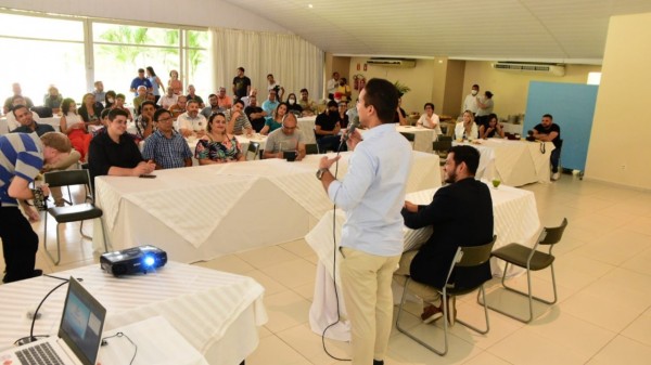 Allyson faz balanço de ações em café da manhã com a imprensa
