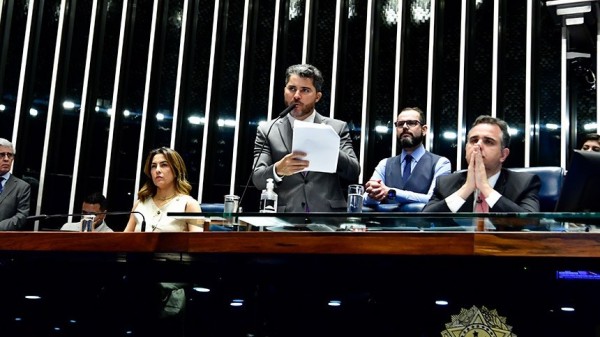 Enfim, o Senado acordou!