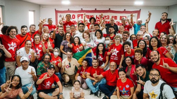 Isolda retira pré-candidatura, oficializa apoio à Lawrence mas encontra resistência no PT