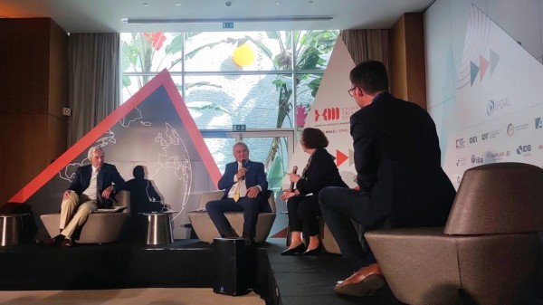 Girão destaca o papel do Brasil no G20 durante o Encontro do Triângulo Estratégico em Portugal
