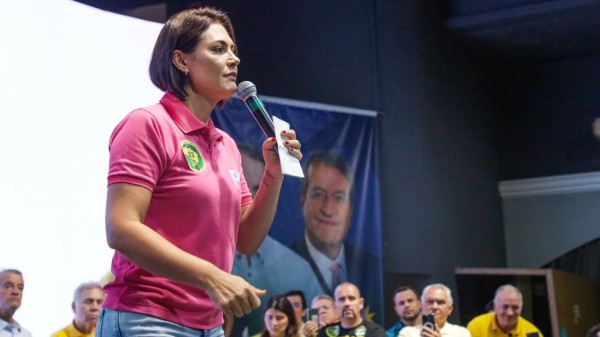 Michelle Bolsonaro critica “diplomacia nanica” e convoca reação em 2026