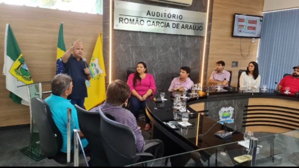 Rogério Marinho constata impacto negativo do aumento do ICMS na produção de bonés em Serra Negra