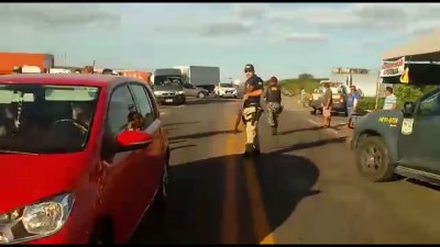 PRF e ForÃ§a Nacional encerram paralisaÃ§Ã£o de caminhoneiros na BR-304, em AssÃº