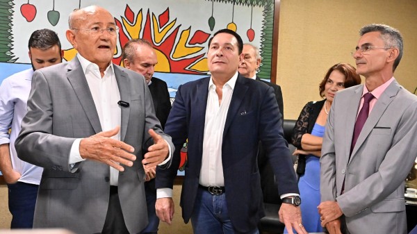 Jurássico na política, Vivaldo toma posse para exercer seu 10º  mandato