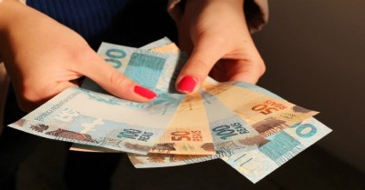 Governo paga nesta sexta (17) o 13Âº para quem ganha entre R$ 3 a 4 mil e atinge 75% do total
