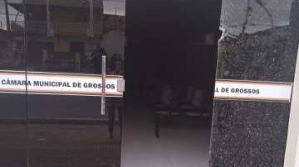 Câmara Municipal de Grossos é atacada a tiros na madrugada