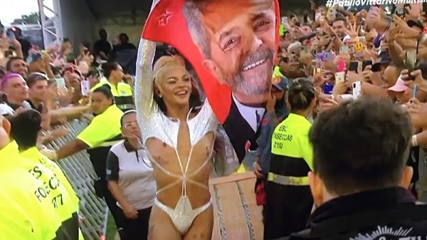 Partido de Bolsonaro vai ao TSE contra Lollapalooza após Pabllo Vittar exibir bandeira de Lula