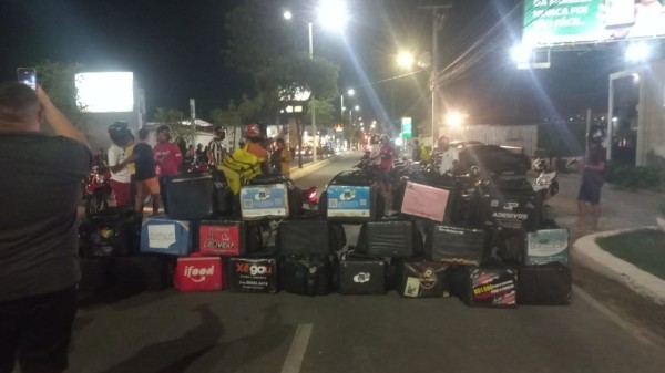 URGENTE: Motoentregadores interditam Avenida João da Escóssia após colega ser agredido em briga de trânsito em Mossoró