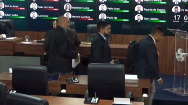 Vereadores de Mossoró entram em 'greve' em meio à crise e atraso de salários
