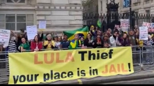 Lula é recebido com protestos em Londres
