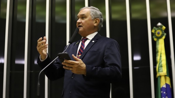 Artigo: Política Desarmamentista do Governo Lula: Bandido tem proteção; a vítima, o caixão; o policial, a prisão