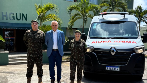 General Girão entrega duas ambulâncias ao Hospital da Guarnição de Natal