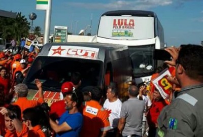 Lula frusta expectativa de militantes que aguardavam comitiva desde Ã s 11h na Base da Petrobras