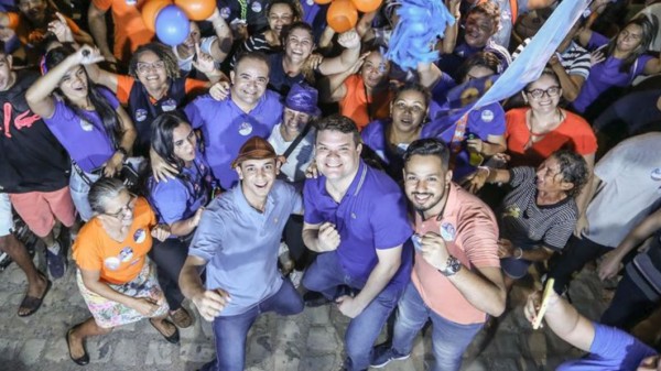 Lawrence e Jadson fazem caminhada pelas ruas das Barrocas