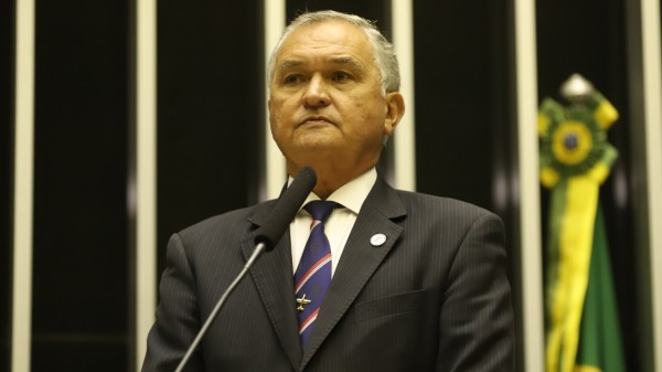 General Girão rebate declaração de Barroso: 'Estão prostituindo a palavra democracia'