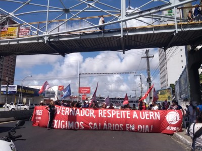 Servidores pÃºblicos protestam em frente a convenÃ§Ã£o de Robinson