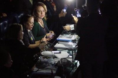 FÃ¡tima Bezerra (PT-RN) ocupa cadeira da presidÃªncia e impede sessÃ£o no Senado