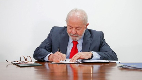Lula revoga decreto que garantia liberdade entre patrão e empregado e dá mais poderes aos sindicatos