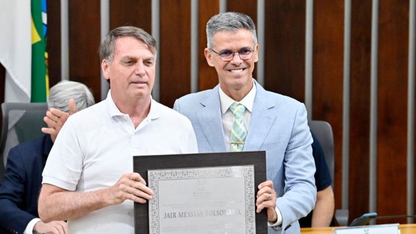 Coronel Azevedo aprova na Assembleia título de cidadão para Bolsonaro