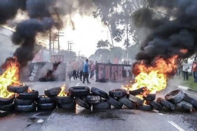 Contra o impeachment, MTST promove baderna e bloqueia avenidas em SÃ£o Paulo