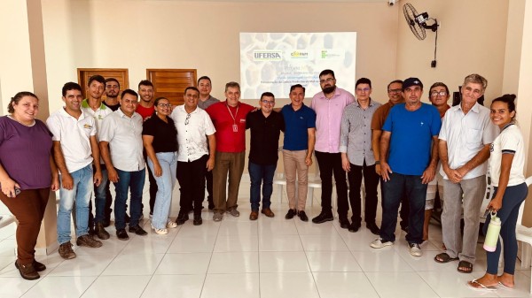 Neilton reforça debate com a cadeia produtiva do mel para beneficiamento do produto