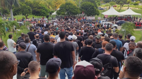Policiais e bombeiros rejeitam proposta do Governo e mantêm mobilização