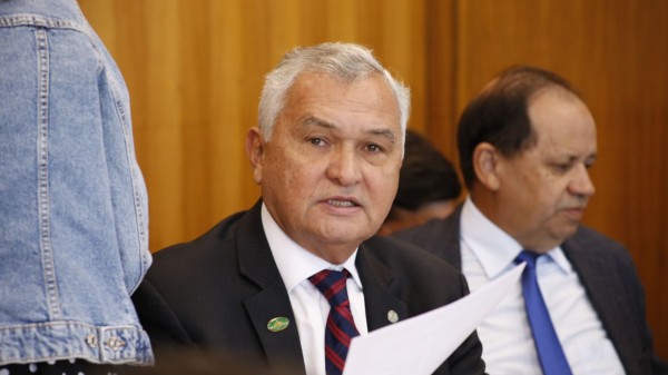 Girão apresenta projeto que permite o trabalho em feriados nas atividades de comércio