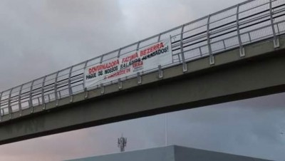 Servidores espalham faixas cobrando da governadora salÃ¡rios atrasados