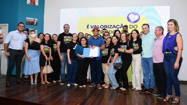 Prefeito Allyson comemora aprovação dos projetos de lei de planos de cargos dos servidores
