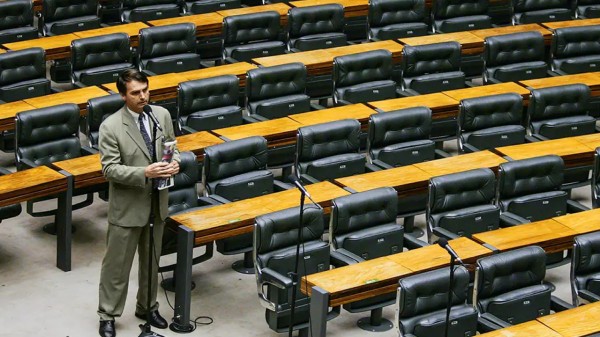 De deputado de baixo clero que ninguém queria ouvir, a líder da direita que o sistema tenta calar