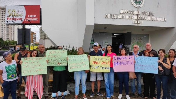Mulheres protestam contra defensor público misógino em Natal e exigem punição