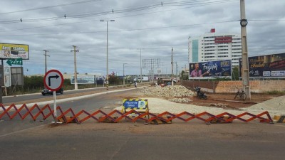 Prefeitura inicia obras de recuperaÃ§Ã£o da pavimentaÃ§Ã£o na Avenida JoÃ£o da EscÃ³ssia