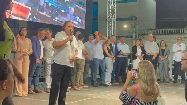 Fátima fala muito na Expofruit, mas esquece a Estrada do Melão
