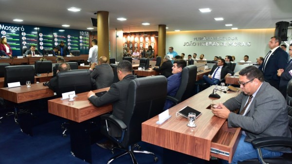 Tem vereador cantando Bell Marques nos corredores da CMM: 'Se me chamar eu vou!'
