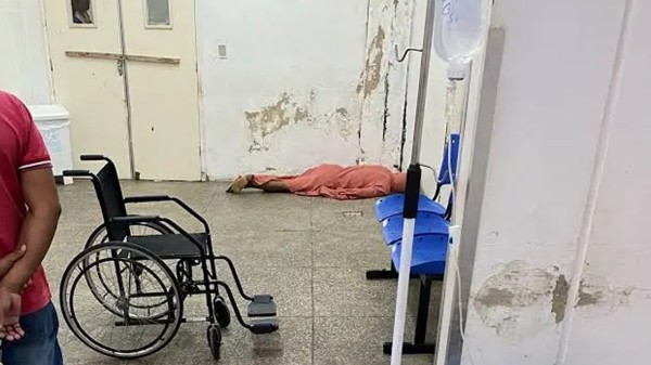 Desumano: Paciente agoniza no chão do Hospital Tarcísio Maia, em Mossoró RN