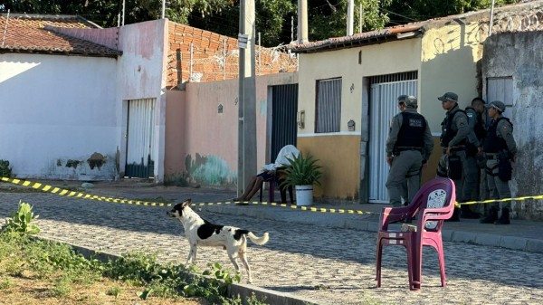 Homem é morto a tiros enquanto estava sentado em calçada, em Mossoró