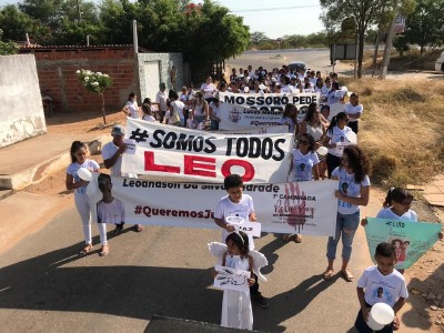Por LÃ©o e pelas demais vÃ­timas da violÃªncia, populaÃ§Ã£o sai em caminhada pedindo paz