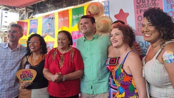 Lawrence é 'tietado' no camarote do PT durante o Pingo da MeiDia