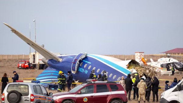 Avião com 62 passageiros fabricado pela Embraer cai no Cazaquistão