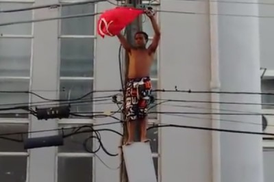Homem sobe em poste e morre eletrocutado durante evento da Dilma em Aracaju (Veja)