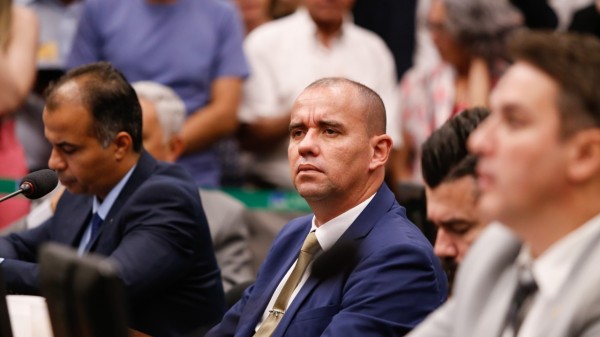 Gonçalves é co-autor de pedido de impeachment de ministro por bancar passagens da 'dama do tráfico'