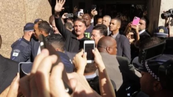 No Brasil, Bolsonaro comemora crescimento da bancada conservadora e critica governo Lula