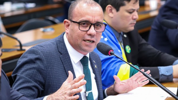 Sgt. Gonçalves apresenta PL sobre passagem em semáforo vermelho durante a madrugada