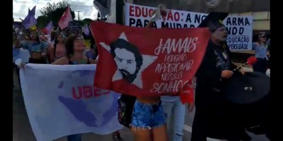Protesto de estudantes em MossorÃ³ tem pedidos de "Lula Livre"