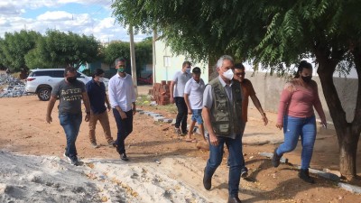 General Girão visita obras de pavimentação de ruas em Parelhas